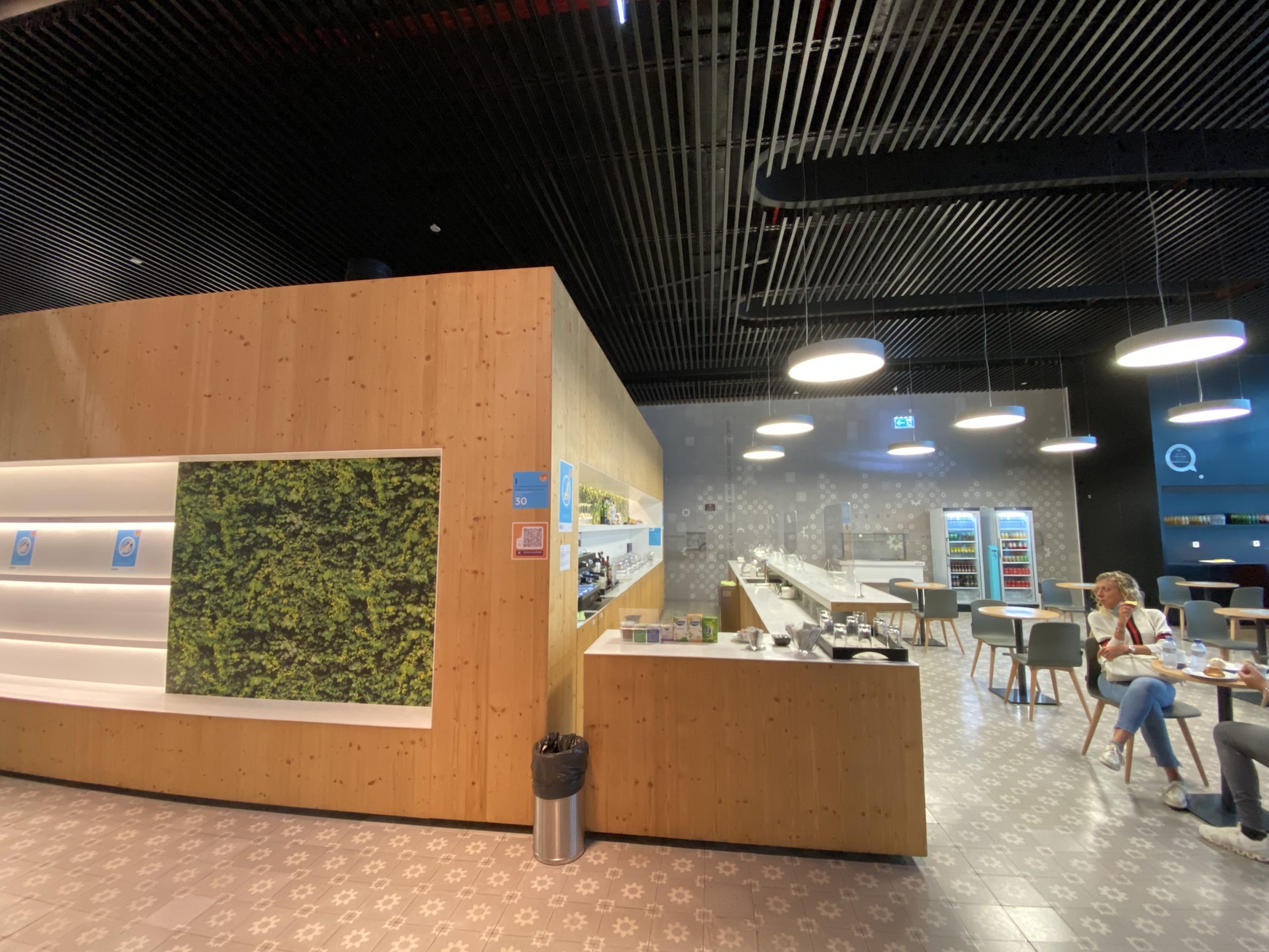 Eating area of the lounge at LIS airport.