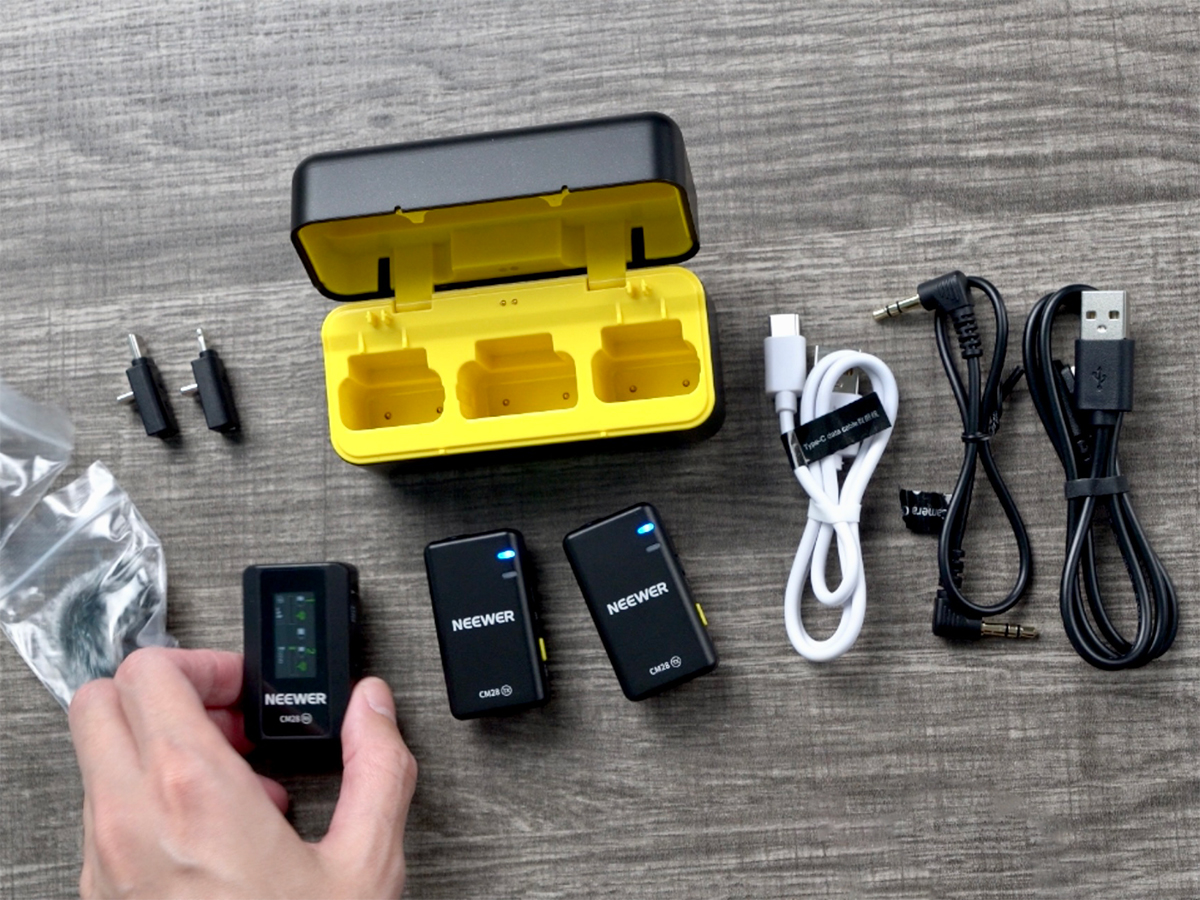 Full kit of the Neewer cm28 wireless mic.