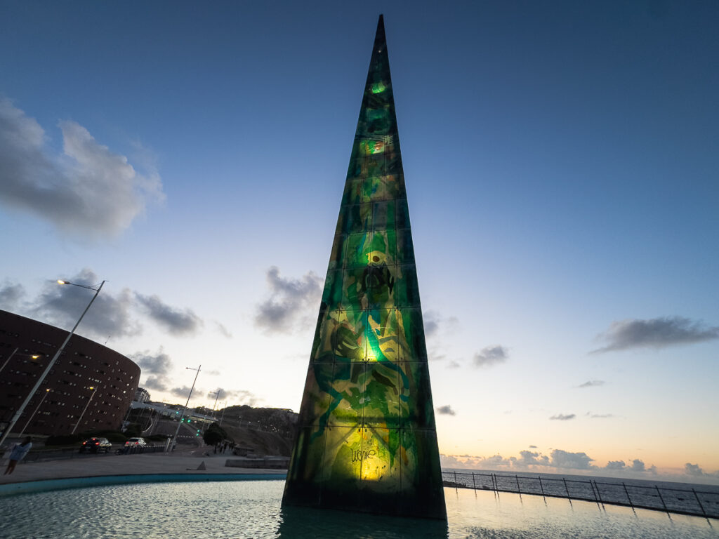 Obelisco Millennium, an 8-meter steel and crystal tower on the Paseo Marítimo.