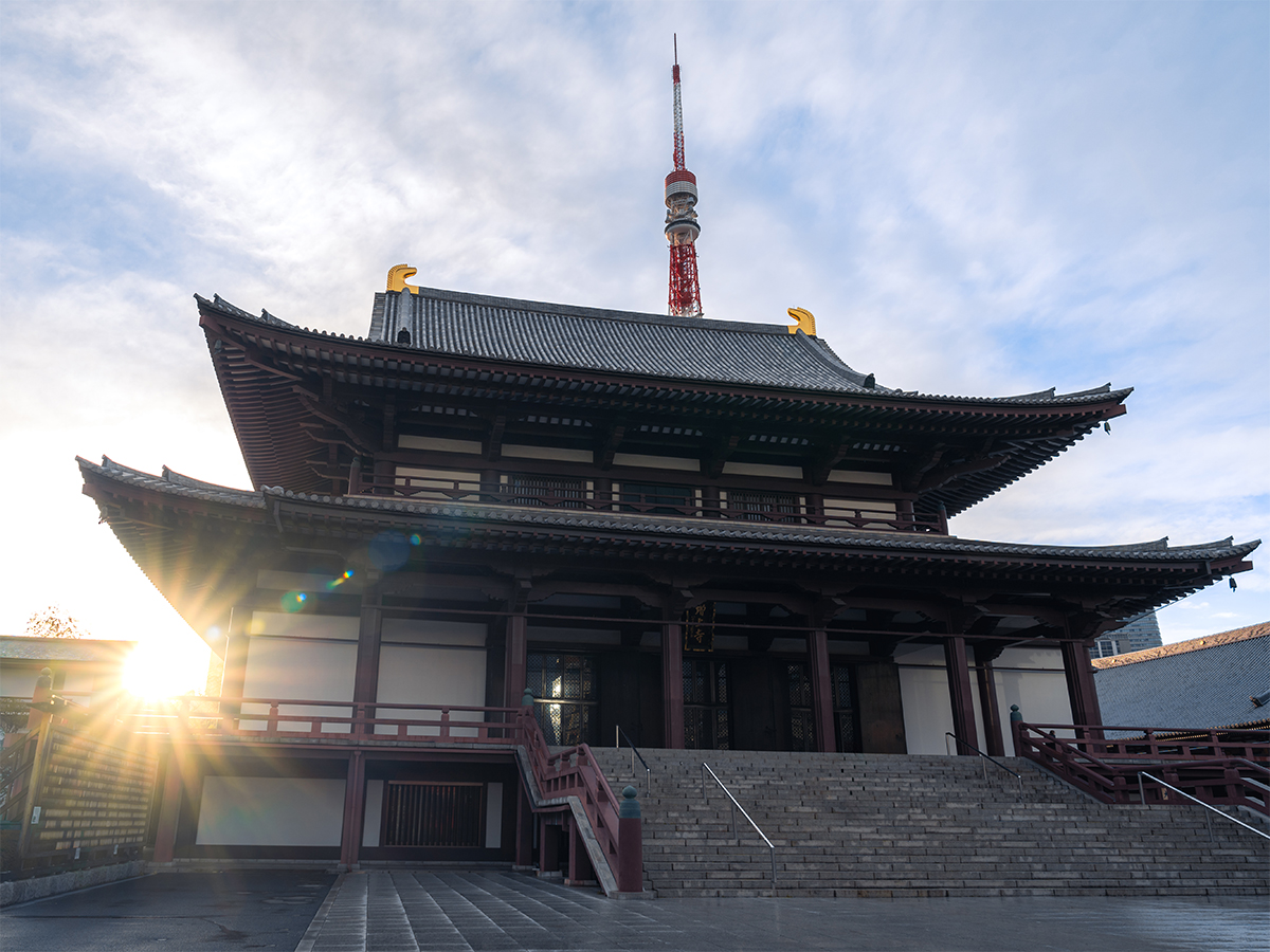 Zojoji Temple with a solar flare is a beautiful site to see during a Japan 14 day itinerary.
