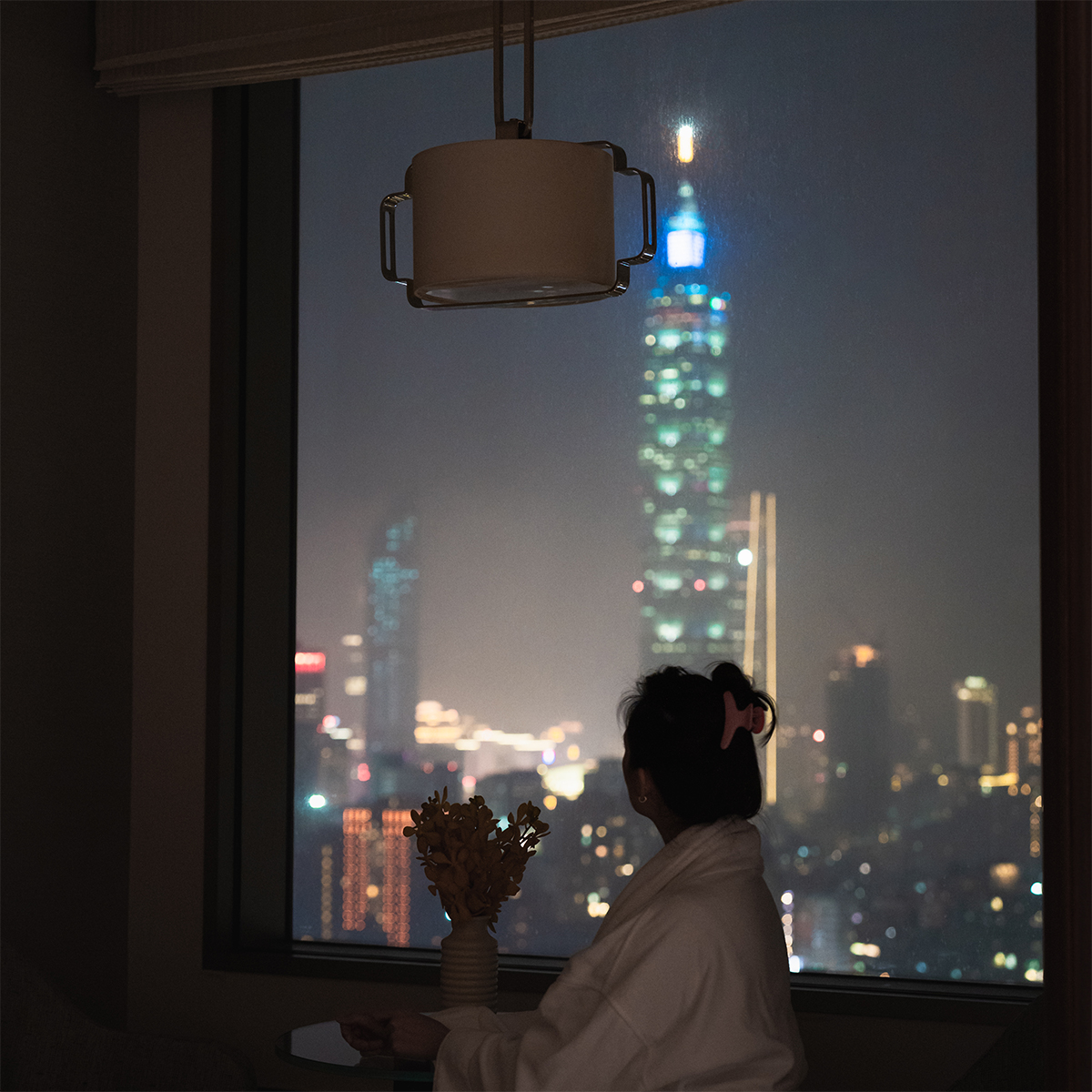 Night time view from the Shangri-La Far Eastern, Taipei Horizon Deluxe Room.